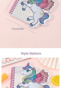 Dettaglio del taccuino a spirale unicorno con paillettes e misure di 17 cm