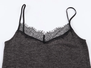 Vue détaillée du décolleté caraco gris foncé avec bordure en dentelle noire et coutures fines