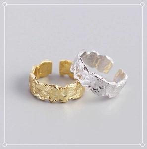 Detailed close-up of S925 silver ring featuring irregular crushed tin foil texture design
