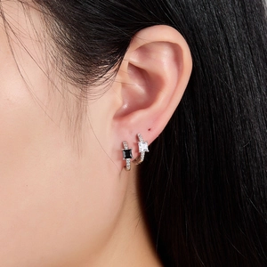 Nahaufnahme von S925 Sterlingsilber Creolen mit quadratischen Zirkonia in Schwarz-Weiß