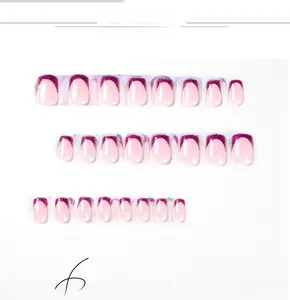 Détail de faux ongles French roses translucides avec pointes à paillettes violettes