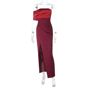 Détail de robe de soirée bustier bordeaux en satin avec plissé et fente haute sexy