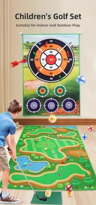 Niño jugando con set de golf infantil con alfombra de puntuación y bolas de colores