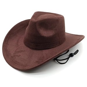 Detail eines dunkelbraunen Cowboyhuts aus Wildlederimitat mit verstellbarem Kinnriemen