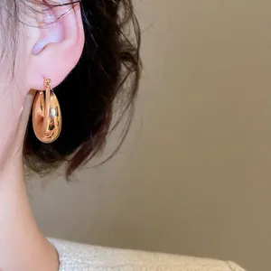 Boucles d'oreilles créoles gouttes dorées au fini poli pour femmes élégantes