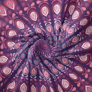 Vue détaillée du tissu de tapisserie mandala bohème violet avec motifs paisley et fleurs