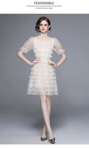 Détails des manches bouffantes et dentelle à volants sur la robe beige à col carré