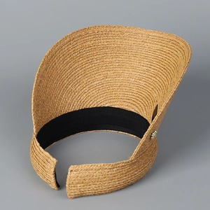 Visera elegante de paja de rafia con banda elástica negra y detalle de cristal