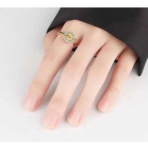 Gros plan d'une bague planète en argent S925 sertie de zircons colorés au doigt