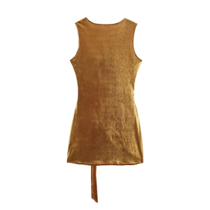 Détail du tissu métallique doré brillant et du design à nœud ajouré sur la mini robe