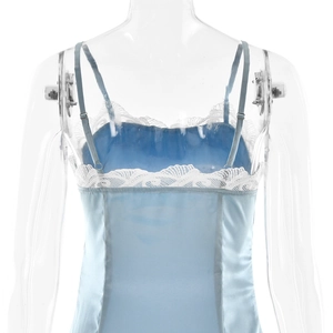 Detailaufnahme der weißen Spitze und des blauen Satinstoffs an diesem rückenfreien Kleid