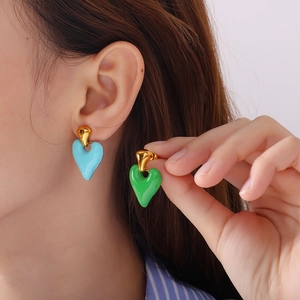 Elegante asymmetrische Herzohrringe in Blau und Grün mit goldenen Steckern
