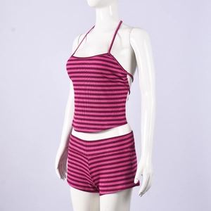 Details des gestreiften Stricksets in Rosé und Dunkelrot mit Neckholder-Top und Shorts