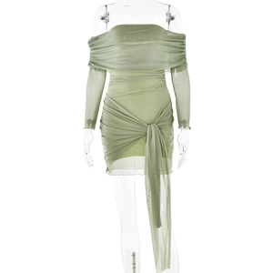 Détail de la robe en mesh vert clair à épaules dénudées avec lien à la taille