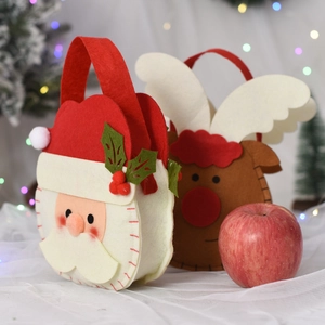 Vue détaillée de sacs cadeaux de Noël en feutre avec motifs Père Noël et renne