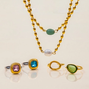 Juego de joyas de titanio dorado con piedras verdes, perlas y anillos de piedras preciosas