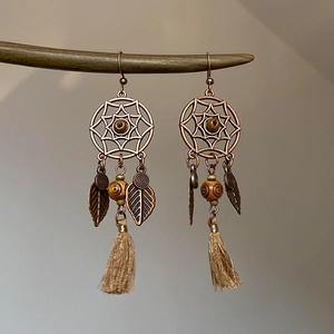 Boucles d'oreilles bohèmes attrape-rêves avec perles en bois et franges beige