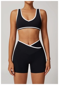 Vue détaillée de la taille haute croisée en V sur le short de fitness noir