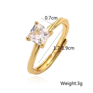 Detailansicht goldener geometrischer Ring mit 0,7 cm Zirkon und 3g Gewicht
