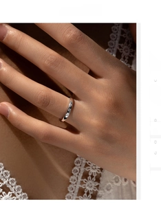 Détail d'une bague en argent S925 avec trois petits diamants sur la main du mannequin