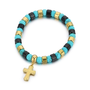 Bracelet bohème en perles de turquoise avec pendentif croix dorée sur fond blanc