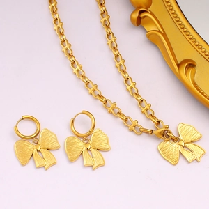 Elegantes Set aus goldener Schleifenkette und Ohrringen mit gebürsteter Textur