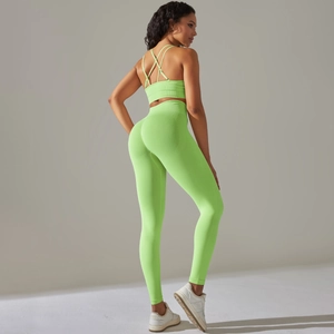 Dettaglio set yoga a costine verde lime con reggiseno incrociato e leggings a vita alta