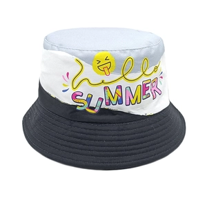 Détail d'un chapeau bob pour enfants avec imprimé Hello SUMMER et design bicolore