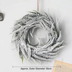 Couronne de Noël nordique floquée de blanc avec effet neige pour décoration de porte chic