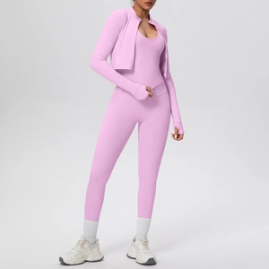 Dettaglio del set yoga rosa da 3 pezzi con giacca zip, canotta e leggings a vita alta