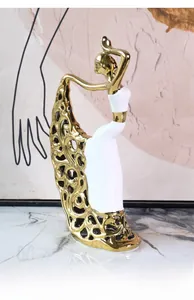 Détail de la figurine de danseuse en céramique avec jupe évidée plaquée or au style luxueux