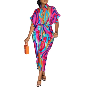 Robe longue à col en V avec imprimés ondulés colorés et ceinture à nouer à la taille
