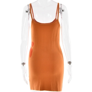 Vue détaillée de la mini-robe moulante en maille orange avec design dos nu sur mannequin