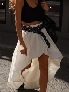 Jupe blanche en coton au design asymétrique avec ceinture noire à œillets