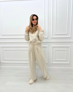 Set loungewear beige due pezzi con felpa con cappuccio e pantaloni larghi sportivi