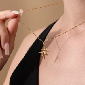 Collier doré avec pendentif étoile à huit branches et cristaux pour femme