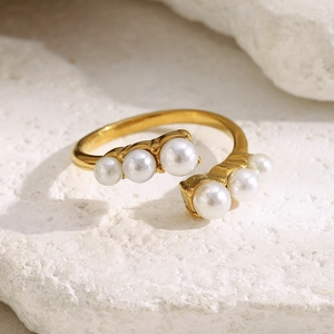 Adjustable 18K gold-plated stainless steel open ring with six graduated pearls