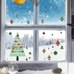 Weihnachtsbaum Fensterbilder mit roten und grünen Aufklebern auf Frostglasdekor