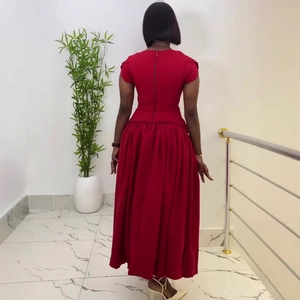 Elegante vestido maxi rojo vino de talle alto con manga corta y falda plisada amplia