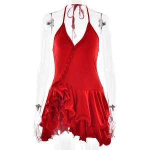Détail de mini-robe rouge dos nu avec col en V, boutons et ourlet à volants superposés