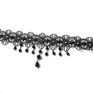 Collana girocollo gotica in pizzo nero con fiori e ciondoli di perle scure