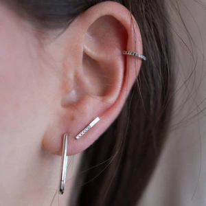 Gros plan de boucles d'oreilles S925 en argent avec cristaux arc-en-ciel sur modèle