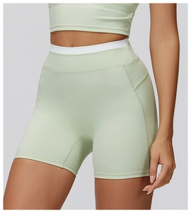 Gros plan de la taille haute côtelée contrastée et des coutures sur le short de yoga