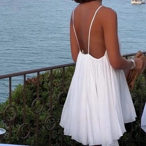 Mini abito bianco con schiena scoperta spalline sottili e orlo a pieghe per vacanze al mare