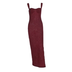 Détail du tissu à paillettes bordeaux sur une robe de soirée longue et ajustée