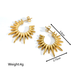 Boucles d'oreilles créoles soleil dorées en acier inoxydable avec détails de taille