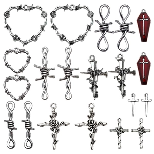 Gotisches Set aus silbernen Legierungsanhängern mit Dornenherzen und Kreuzen