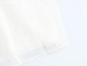Detail von weißem Jacquard-Stoff mit zarter Blumenstickerei für das französische Kleid