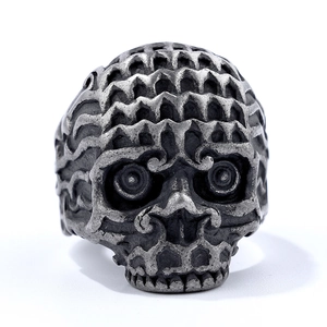 Gotischer Totenkopfring in Vintage-Silberschwarz mit detaillierter Metallgravur