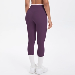 Détail de la taille haute avec couture en V sur legging de yoga violet foncé effet galbant